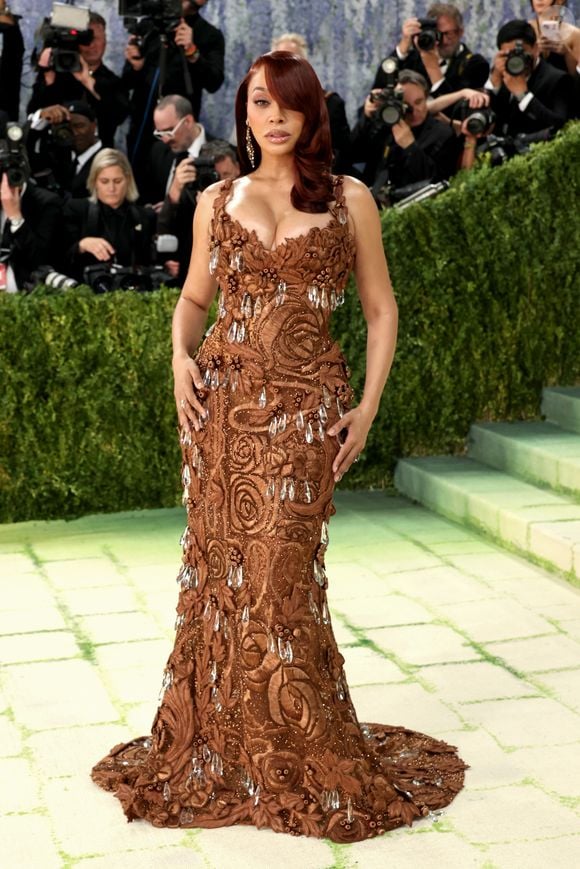 La La Anthony compareceu ao Met Gala 2026, que celebra o tema "Costume Art", no Metropolitan Museum of Art, com um look marrom de vestido que destacou sua silhueta e chamou atenção pelas aplicações em formato de gotas espalhadas pela peça