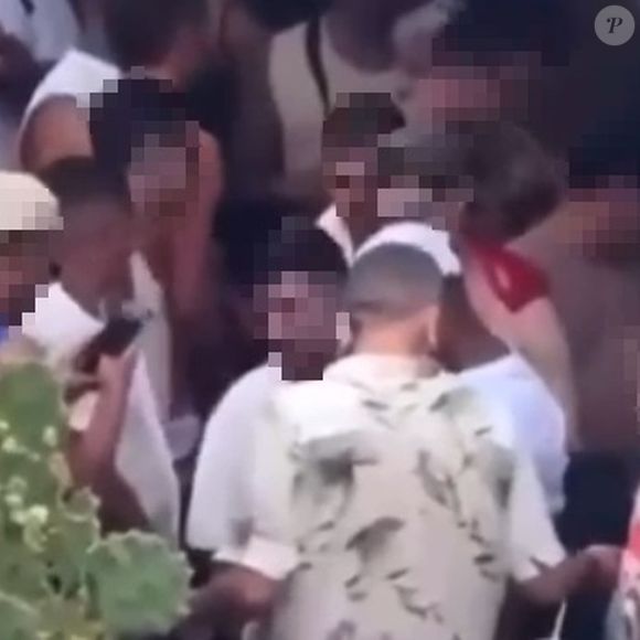 Vestígios como preservativos usados e embalagens espalhadas entre as rochas ainda fazem parte do cenário ao amanhecer, aponta colunista