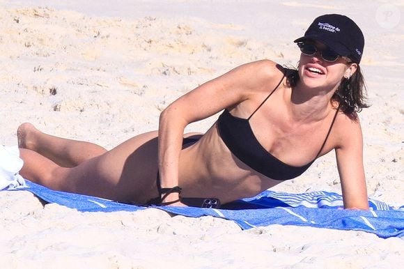 Agatha Moreira chamou atenção ao exibir o shape definido em biquíni fio-dental durante um passeio romântico com Rodrigo Simas na praia