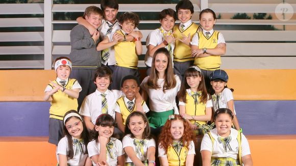 Mãe de Larissa Manoela recolheu no dia de entrevista com Chris Flores objetos de infância da filha, entre eles roupa usada em 'Carrossel', novela do SBT