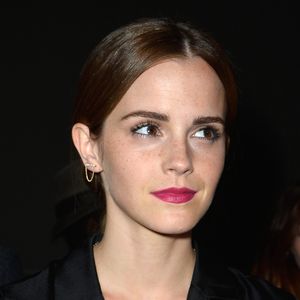 Emma Watson fica ainda mais linda quando deixa as sardas aparecerem na maquiagem