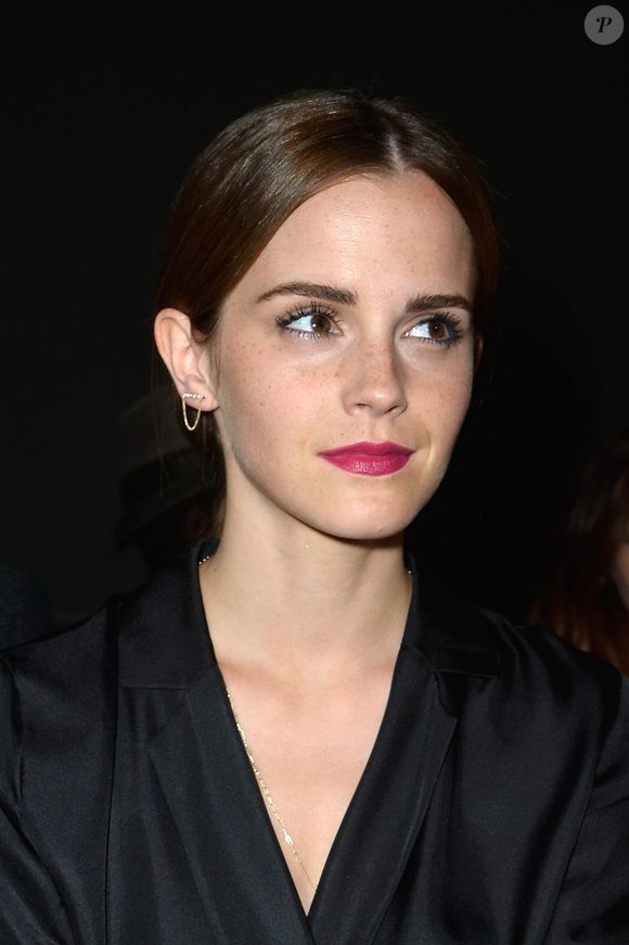 Emma Watson fica ainda mais linda quando deixa as sardas aparecerem na maquiagem