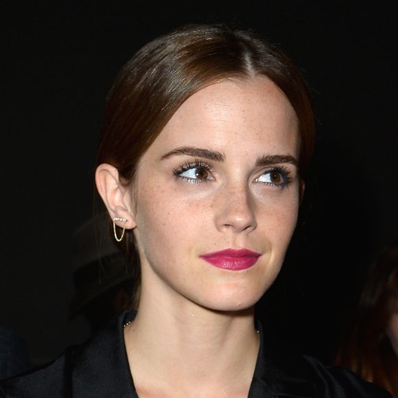 Emma Watson fica ainda mais linda quando deixa as sardas aparecerem na maquiagem