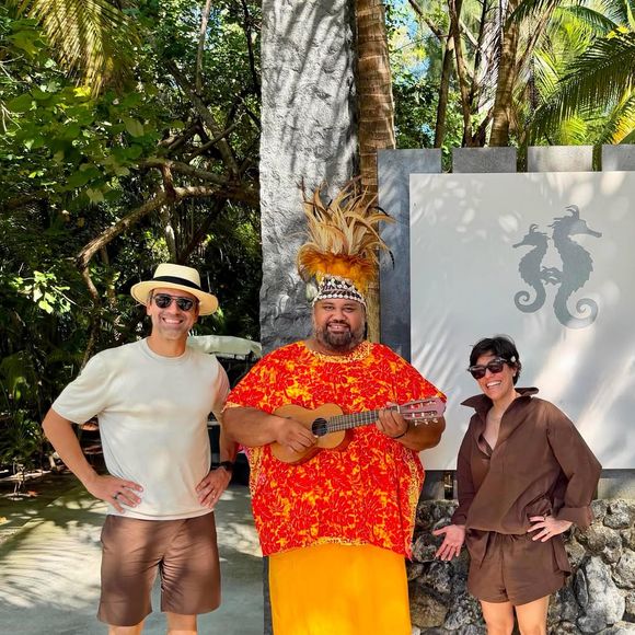 Viagem de luxo, looks combinando e muito elogio dos fãs. Foi assim que Tadeu Schmidt movimentou as redes sociais ao compartilhar novos registros com a esposa, Ana Cristina Schmidt