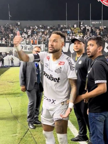 ‘Não farei mais isso’: Neymar volta atrás após chamar torcedor de ‘gordinho’ e mandar ‘calar a boca’ em jogo do Santos
