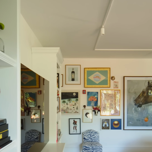 Chay Suede e a esposa apostam em uma decoração maximalista e confortável