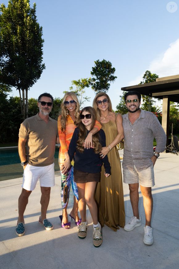 Adriane Galisteu recebeu convidados famosos em sua festa, incluindo o humorista Ceará