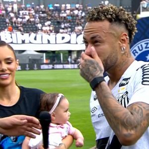 Antes da partida, Neymar ganhou uma homenagem especial pela marca de 150 gols marcados pelo Santos