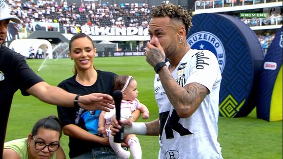 Antes da partida, Neymar ganhou uma homenagem especial pela marca de 150 gols marcados pelo Santos