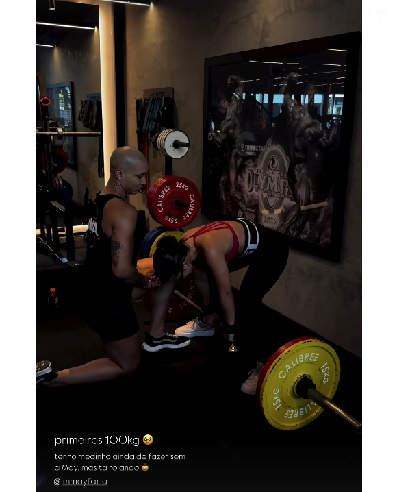 "Primeiros 100 kg. Tenho medo ainda de fazer sem a May, mas tá rolando", escreveu Mel Maia na legenda