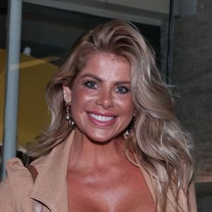 Karina Bacchi elege bolsa tiracolo marrom em evento de moda nesta segunda-feira, dia 25 de novembro de 2019