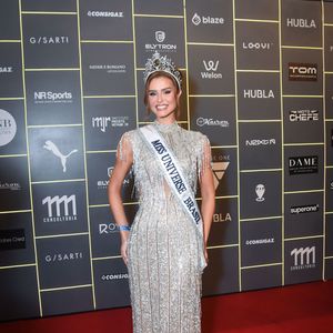 Marcela Porto (Miss Universe Brasil): trajou um vestido longo prateado inteiramente trabalhado em pedrarias brilhantes e franjas nas mangas curtas e decote, complementado pela faixa de Miss e coroação oficial
