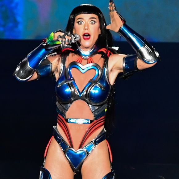 Corpo de Katy Perry aos 40 anos roubou a cena no show e rendeu muitos elogios à cantora, que está mais magra