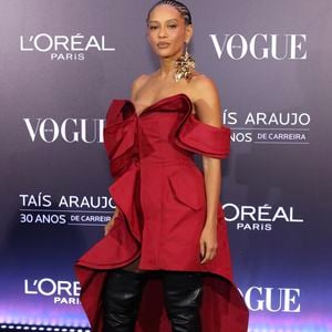 Taís Araújo combinou vermelho e preto em look luxuoso