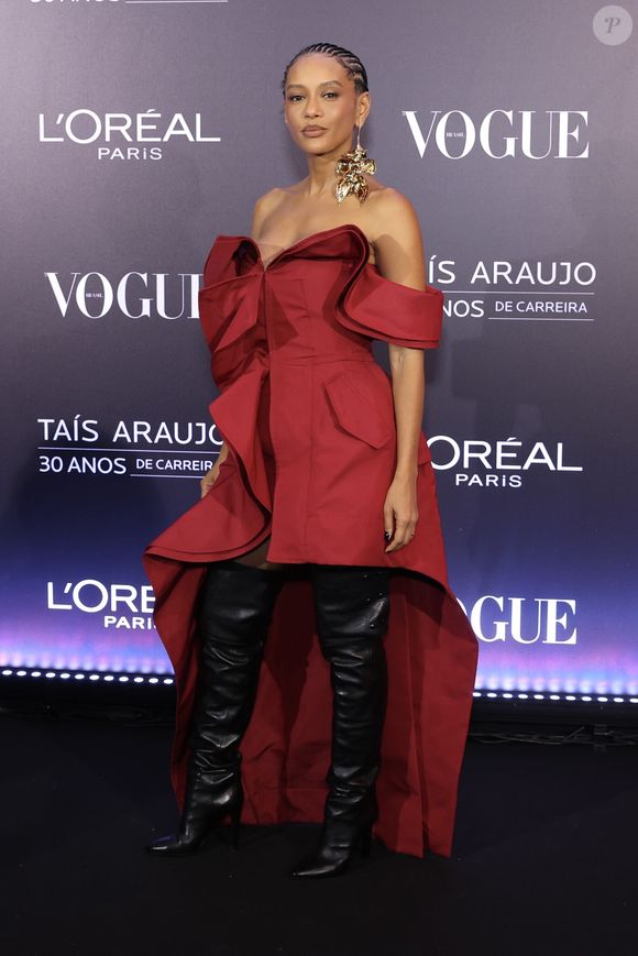 Taís Araújo combinou vermelho e preto em look luxuoso
