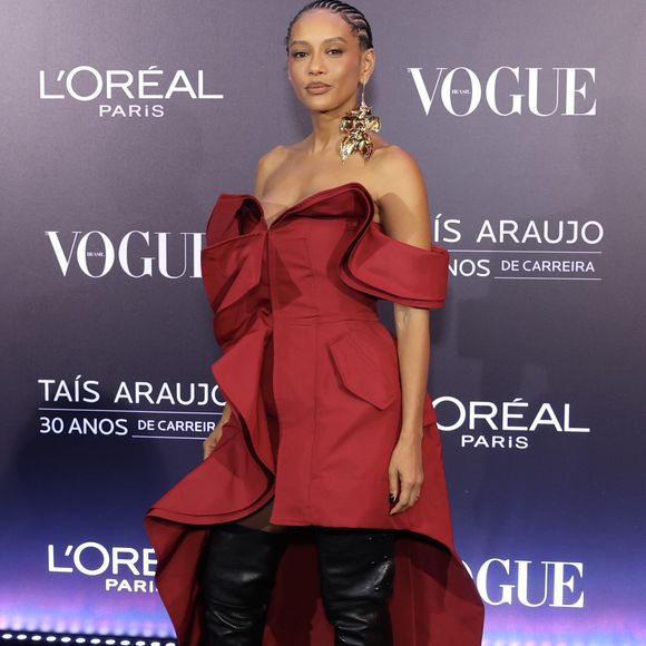 Taís Araújo combinou vermelho e preto em look luxuoso