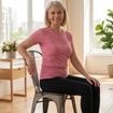 Um especialista em mobilidade propõe uma rotina de cinco exercícios de pilates na cadeira, ideal para pessoas com 60 anos; é simples, segura e acessível