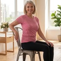 Um especialista em mobilidade propõe uma rotina de cinco exercícios de pilates na cadeira, ideal para pessoas com 60 anos; é simples, segura e acessível