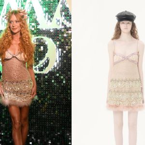 Carnaval de luxo! De cabelo cacheado, Marina Ruy Barbosa usa look Valentino de R$ 55 mil com plumas já esgotado no Brasil em camarote no RJ; fotos