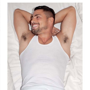 Com regata justa e axila exposta, Cauã Reymond chamou atenção do público em cena recente; a estética natural da região virou assunto nas redes.