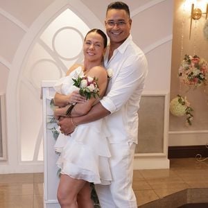 Carla Perez também escolheu um buquê pequeno de flores coloridas em novo casamento com Xanddy