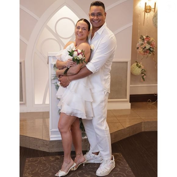 Carla Perez também escolheu um buquê pequeno de flores coloridas em novo casamento com Xanddy