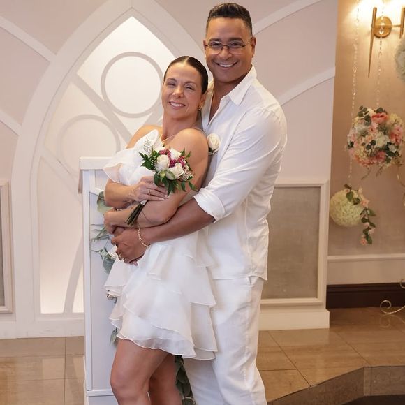 Carla Perez também escolheu um buquê pequeno de flores coloridas em novo casamento com Xanddy