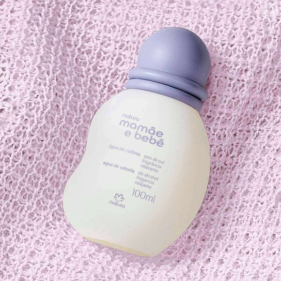 Na versão Relaxante, o clássico Mamãe e Bebê, da Natura, ganha camomila e lavanda como protagonistas, acompanhadas por um fundo de sândalo e musk suave. A fragrância mantém o perfil de perfume infantil, com uma faceta mais aveludada e levemente adocicada