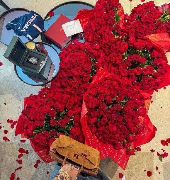 7 buquês de rosas, relógio caríssimo e mais! Os presentes de Vini Jr. a Virgínia em aniversário de 27 anos da influenciadora