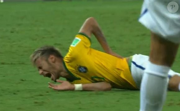 Neymar foi agredido em jogo da Copa do Mundo 2014 e ficou de fora da eliminação na partida seguinte, no clássico 7x1 para a Alemanha; atacante deve disputar 4º Mundial