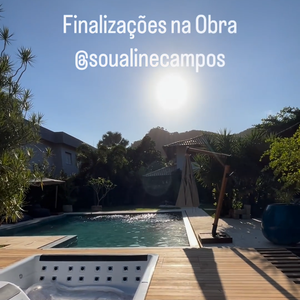 Piscina da mansão de Aline Campos também rouba a cena