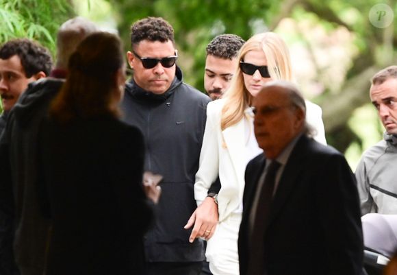 Corpo da filha de Schynaider Moura foi velado por Ronaldo, o filho Ronald e a mulher, Celina Locks