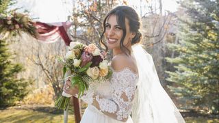 Vestido de noiva delicado, penteado com flores e unhas cromadas: Pinterest revela TUDO que será tendência para casamentos em 2025