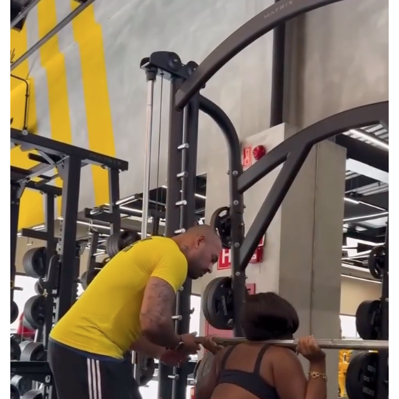 Uma internauta criticou Jojo Todynho por supostamente ter feito um exercício de agachamento sem peso