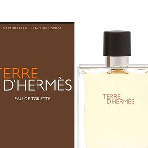 Terre d’Hermès, da Hermès, combina notas de laranja, vetiver e madeira de cedro, criando uma assinatura olfativa que é, ao mesmo tempo, sofisticada e discreta.