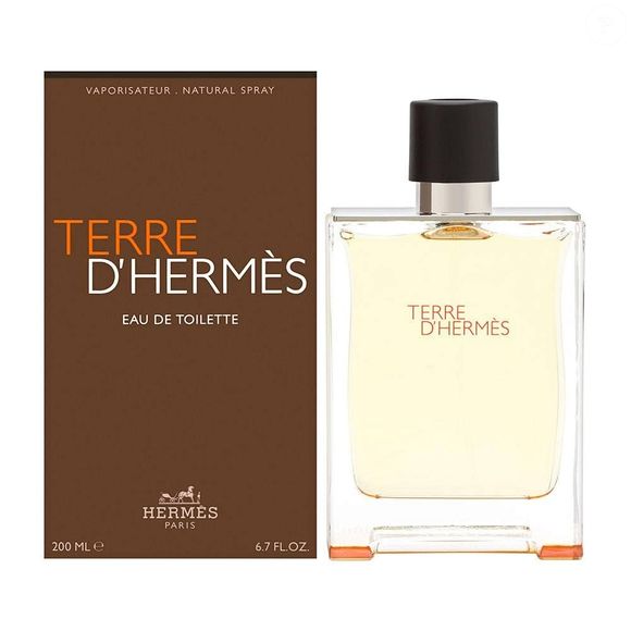 Terre d’Hermès, da Hermès, combina notas de laranja, vetiver e madeira de cedro, criando uma assinatura olfativa que é, ao mesmo tempo, sofisticada e discreta.