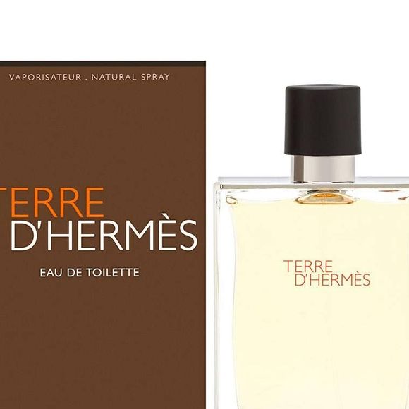 Terre d’Hermès, da Hermès, combina notas de laranja, vetiver e madeira de cedro, criando uma assinatura olfativa que é, ao mesmo tempo, sofisticada e discreta.