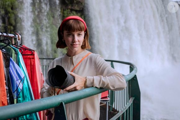 Solange (Alice Wegmann) dirige o ensaio de fotos da Tomorrow nas Cataratas do Iguaçu. A atriz tem visual semelhante de Lídia Brondi