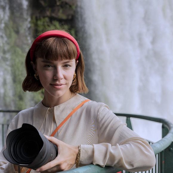 Solange (Alice Wegmann) dirige o ensaio de fotos da Tomorrow nas Cataratas do Iguaçu. A atriz tem visual semelhante de Lídia Brondi