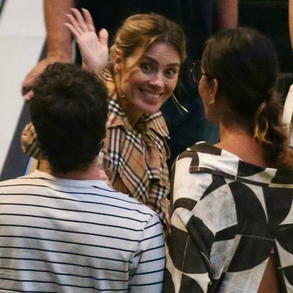 Juntos há quase 22 anos, Carolina Dieckmann e o marido, Tiago Worcman tiveram noite de teatro em 31 de janeiro de 2025