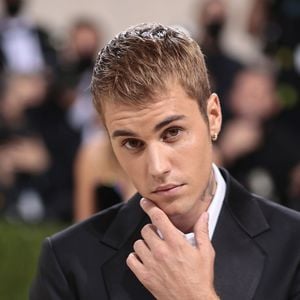 Em sua publicação na web, Justin Bieber admitiu que 'rogou praga' para a esposa, admitindo que ela nunca seria destaque da Revista Vogue.