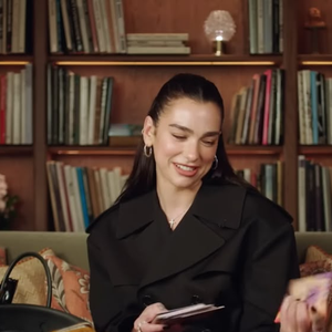 Dua Lipa abriu sua bolsa para o quadro 'In the Bag', da Vogue, e revelou detalhes de sua rotina longe dos palcos