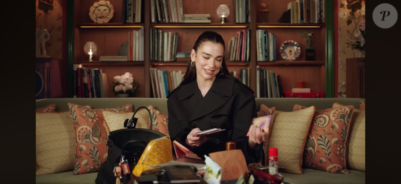 Dua Lipa abriu sua bolsa para o quadro 'In the Bag', da Vogue, e revelou detalhes de sua rotina longe dos palcos