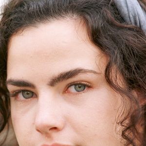 Benefícios da água de coco: bebida queridinha de Ana Paula Arósio, de 'Terra Nostra', regula o intestino e ajuda na ressaca