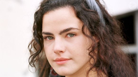 Benefícios da água de coco: bebida queridinha de Ana Paula Arósio, de 'Terra Nostra', regula o intestino e ajuda na ressaca