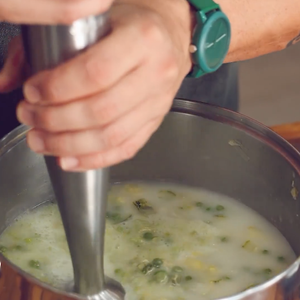 Para fazer, basta adicionar todos os ingredientes em uma panela, refogar e incorporar com o mixer