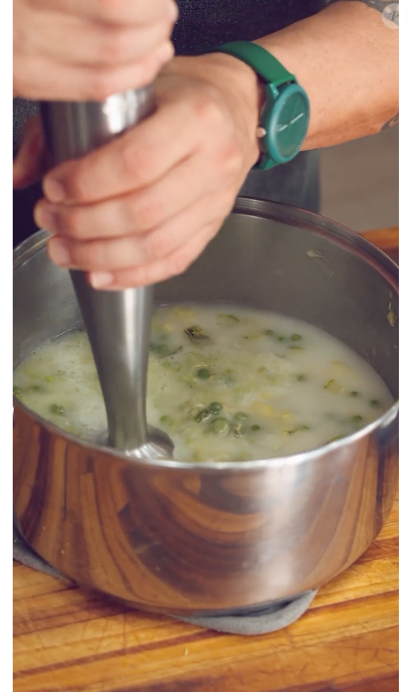 Para fazer, basta adicionar todos os ingredientes em uma panela, refogar e incorporar com o mixer