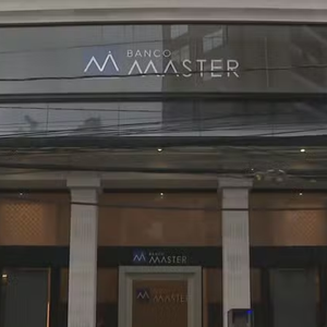 O Banco Master teria vendido títulos e carteiras de crédito com garantias irregulares ou falsas, o que causou um rombo bilionário que levou à liquidação da instituição financeira