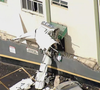 Avião bateu entre o terceiro e o quarto andar e caiu no estacionamento do prédio