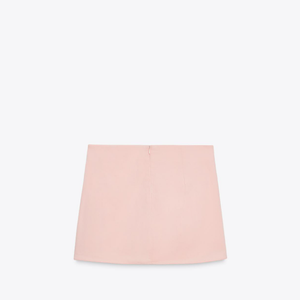 Shorts-saia rosa bebê da Zara, tem comprimento curto, justo ao corpo, e fecho na parte traseira.